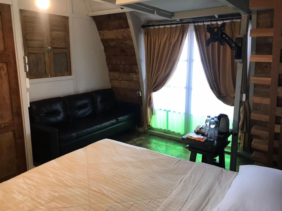 Villa Isabella Putri B&B Jepara Esterno foto